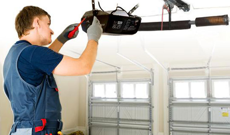 Garage door technician West Allis WI